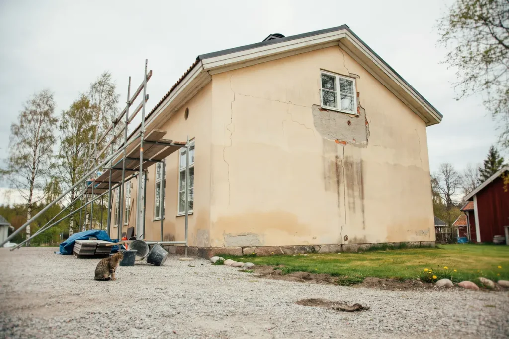 putsa om fasaden r tt n r sprickor r ofarliga n r de m ste lagas och hur du planerar jobbet smart